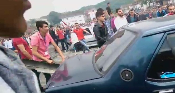 ZONGULDAK'IN EREĞLİ İLÇESİNDE DRİFT TUTKUNU GENÇLER, KIŞLA MAHALLESİNDE BİR ARAYA GELDİ. DRİFT YAPILDIĞI SIRADA MEYDANA GELEN KAZA EĞLENCELİ DAKİKALARIN YERİNİ SOPALI VE YUMRUKLU KAVGAYA BIRAKTI. (VEDAT KILIÇ/ZONGULDAK-İHA)