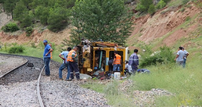 BALAS DÖKÜMÜ YAPAN VE FRENİ BOŞALAN TREN, YOL ÇALIŞMASI YAPAN KEPÇE VE RAY DÜZELTME MAKİNESİNE ÇARPTI