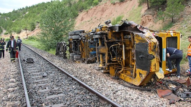 KARABÜK’TE MEYDANA GELEN KAZADA FRENLERİ BOŞALAN 6 VAGONLU TREN, DEMİR YOLUNDA ÇALIŞMA YAPAN KEPÇE VE RAY DÜZELME MAKİNESİNE ÇARPTI. KAZADA TRENDEN KENDİNİ ATAN BİR İŞÇİ HAFİF ŞEKİLDE YARALANDI. (YASİN ERDEM/KARABÜK-İHA)