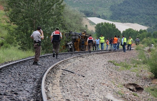 KARABÜK İSTİKAMETİNE SEYİR HALİNDE OLAN VE BİR ANDA HIZLANAN BALAS MAKİNESİ, CUMAYANI KÖYÜ MEVKİİNDE DEMİR YOLUNDA ÇALIŞMA YAPAN KEPÇEYİ ÖNÜNE KATTIKTAN SONRA 100 METRE İLERİDE RAY DÜZELTME MAKİNESİNE ÇARPTI. (YASİN ERDEM/KARABÜK-İHA)