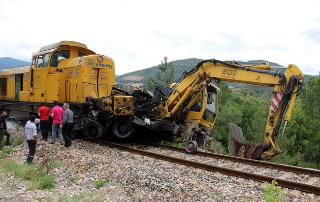 KARABÜK İSTİKAMETİNE SEYİR HALİNDE OLAN VE BİR ANDA HIZLANAN BALAS MAKİNESİ, CUMAYANI KÖYÜ MEVKİİNDE DEMİR YOLUNDA ÇALIŞMA YAPAN KEPÇEYİ ÖNÜNE KATTIKTAN SONRA 100 METRE İLERİDE RAY DÜZELTME MAKİNESİNE ÇARPTI. (YASİN ERDEM/KARABÜK-İHA)