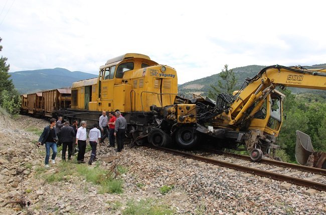 KARABÜK - ESKİPAZAR DEMİR YOLU HATTI ÜZERİNDE ÇALIŞMA YAPAN MUSTAFA GALİP İLHAN İDARESİNDEKİ BALAS MAKİNESİNİN BİR ANDA FRENLERİ BOŞALDI. (YASİN ERDEM/KARABÜK-İHA)