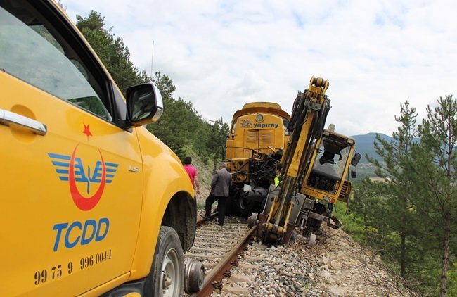 KARABÜK - ESKİPAZAR DEMİR YOLU HATTI ÜZERİNDE ÇALIŞMA YAPAN MUSTAFA GALİP İLHAN İDARESİNDEKİ BALAS MAKİNESİNİN BİR ANDA FRENLERİ BOŞALDI. (YASİN ERDEM/KARABÜK-İHA)