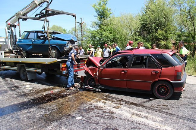 KDZ. EREĞLİ'DE İKİ OTOMOBİL KAFA KAFAYA ÇARPIŞTI, 7 KİŞİ YARALANDI. (VEDAT KILIÇ/ZONGULDAK-İHA)