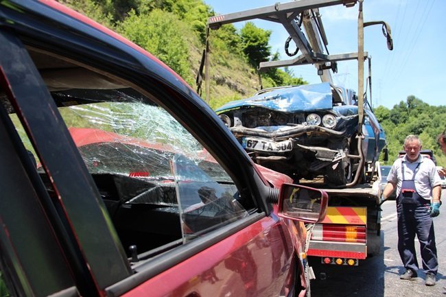 KDZ. EREĞLİ'DE KAFA KAFAYA ÇARPIŞAN İKİ OTOMOBİL HURDAYA DÖNDÜ. (VEDAT KILIÇ/ZONGULDAK-İHA)