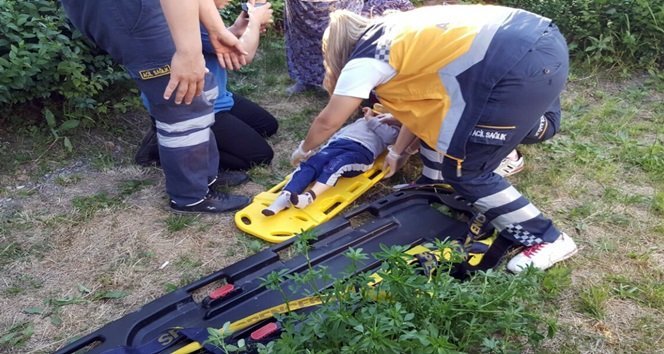 BALKONDAN DÜŞEN İKİ YAŞINDAKİ ÇOCUK YARALANDI