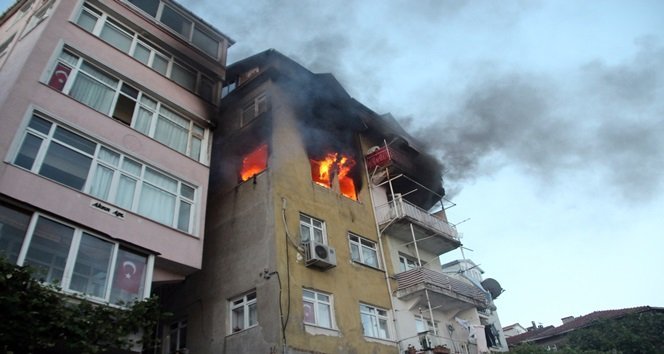 ALEVLERE TESLİM OLAN BİNADA AĞIR YARALANAN BİR KİŞİ HAYATINI KAYBETTİ