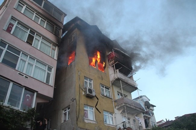 KDZ. EREĞLİ'DE DÖRT KATLI BİNANIN ÜÇÜNCÜ KATINDA İFTAR SAATİNDE ÇIKAN YANGINI İTFAİYE EKİPLERİ SÖNDÜRDÜ. (VEDAT KILIÇ/ZONGULDAK-İHA)