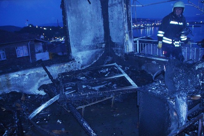 HALİT KALAY2IN YAŞADIĞI EVDE ÇIKAN YANGINI İTFAİYE EKİPLERİ SÖNDÜRDÜ. (VEDAT KILIÇ/ZONGULDAK-İHA)