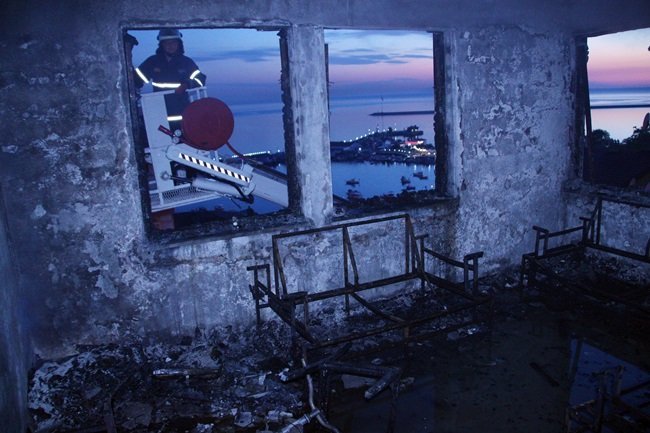 KDZ. EREĞLİ'DE DÖRT KATLI BİR BİNANIN ÜÇÜNCÜ KATINDA Kİ YANGINDA EV TAMAMEN KULLANILAMAZ HALE GELDİ. (VEDAT KILIÇ/ZONGULDAK-İHA)