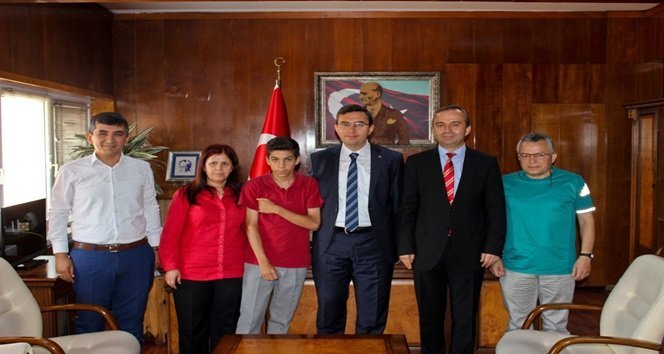 TÜRKALİ’Lİ TEOG BİRİNCİSİNE KAYMAKAM KEÇELİ’DEN ÖDÜL