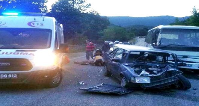 MİNİBÜS İLE OTOMOBİL ÇARPIŞTI: 2 YARALI