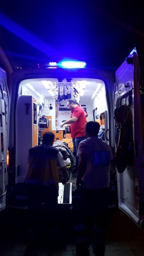 KARABÜK’ÜN YENİCE İLÇESİNDE ÇIKTIĞI IHLAMUR AĞACINDAN DÜŞEN BİR KİŞİ YAMAÇTAN YUVARLANDIĞI DERE KENARINDAN 2 SAAT SONRA SAĞ OLARAK KURTARILDI. (ÇETİN UZUNKARA/KARABÜK-İHA)