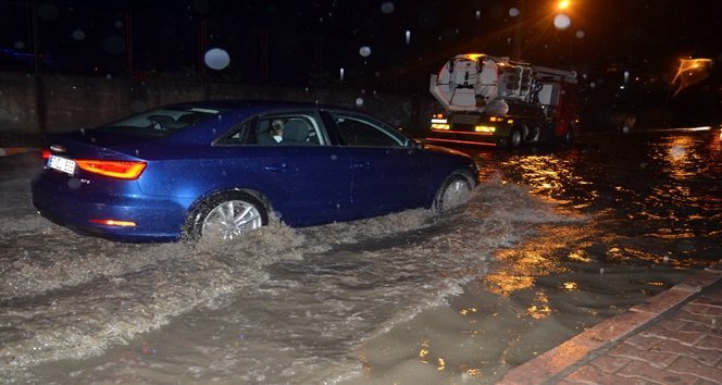 ŞİDDETLİ YAĞIŞ HAYATI OLUMSUZ ETKİLEDİ, ARAÇLAR YOLLARDA KALDI