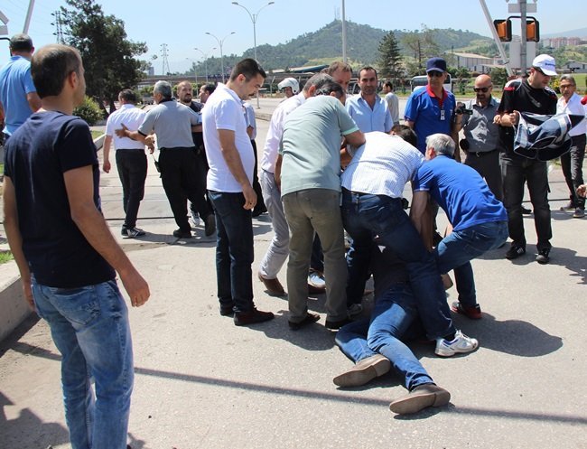 6 YIL ÖNCE KARDEMİR’DEN İŞTEN ATILAN BİR GRUP İŞÇİ FABRİKA GİRİŞİNE SİYAH ÇELENK BIRAKTIĞI SIRADA SENDİKA YÖNETİCİLERİ İLE TEKMELİ YUMRUKLU BİRBİRİNE GİRDİ. (YASİN ERDEM/KARABÜK-İHA)