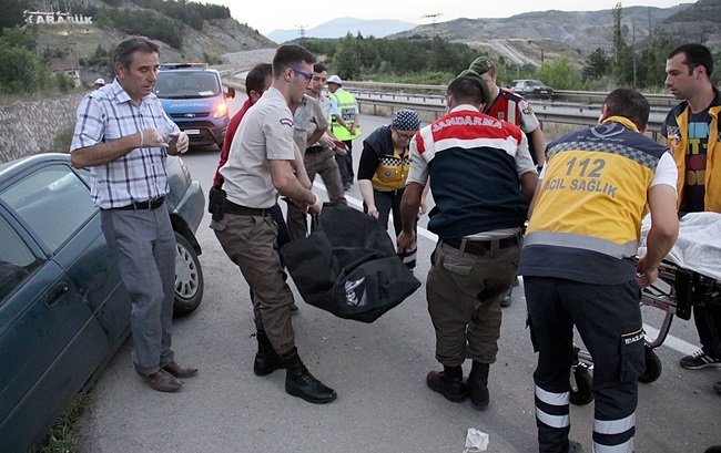 KARABÜK'TE MEYDANA GELEN TRAFİK KAZASINDA 1 KİŞİ ÖLDÜ, 4 KİŞİ YARALANDI. (YASİN ERDEM/KARABÜK-İHA)