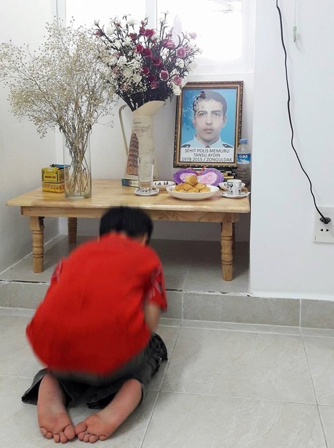 VİETNAMLI TUANVİ AYDIN'IN İLK EŞİNDEN OLAN OĞLU DA  TANSU AYDIN'IN FOTOĞRAFI BAŞINDA BUDİST İNANCINA GÖRE DUA ETTİ. (ONUR ALTINDAĞ/ZONGULDAK-İHA)