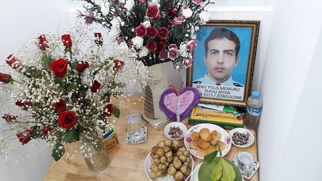 ŞEHİDİN VİETNAMLI EŞİ TUANVİ AYDIN, EVİNİN BAŞ KÖŞESİNİ DONATARAK BABALAR GÜNÜNÜ KUTLADI. (ONUR ALTINDAĞ/ZONGULDAK-İHA)