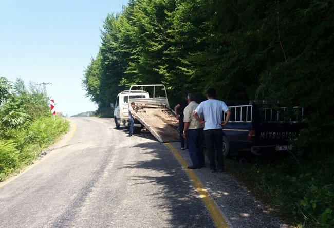 CİDE'DE İKİ KAMYONETİN ÇARPIŞMASI SONUCU 4 KİŞİ YARALANDI. (MEHMET SALMAN/KASTAMONU-İHA)