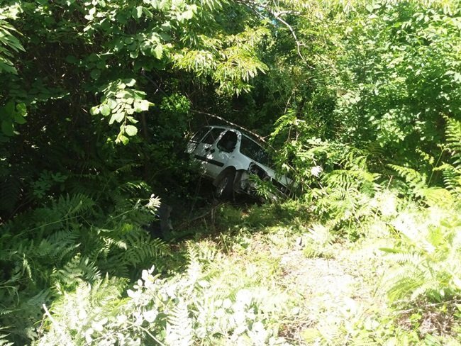 CİDE'DE KAZA YAPAN ARAÇ, AĞAÇLARA TAKILARAK DENİZE UÇMAKTAN KURTULDU. (MEHMET SALMAN/KASTAMONU-İHA)