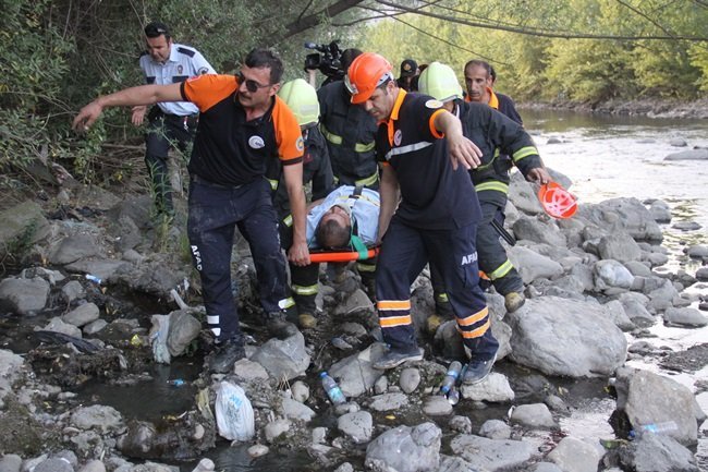 KARABÜK'TE ALKOLLÜ OLAN VE DENGESİNİ KAYBEDEREK SOĞANLI ÇAYINA DÜŞEN YARALI ADAMI İTFAİYE VE AFAD EKİPLERİ TARAFINDAN KURTARILDI. (YASİN ERDEM/KARABÜK-İHA)