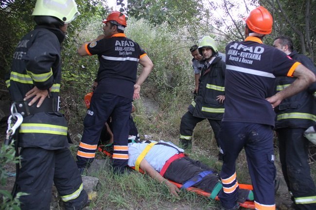 KARABÜK'TE ALKOLLÜ OLAN VE DENGESİNİ KAYBEDEREK SOĞANLI ÇAYINA DÜŞEN YARALI ADAMI İTFAİYE VE AFAD EKİPLERİ TARAFINDAN KURTARILDI. (YASİN ERDEM/KARABÜK-İHA)