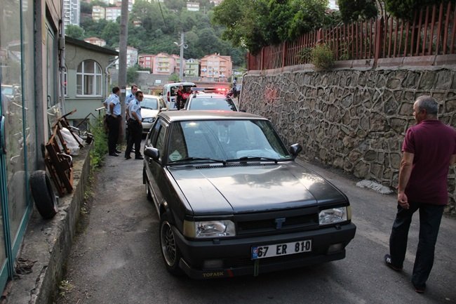 POLİSE ÇARPAN SÜRÜCÜ OTOMOBİLİ ARA SOKAKTA BIRAKIP KAÇTI. (VEDAT KILIÇ/ZONGULDAK-İHA)