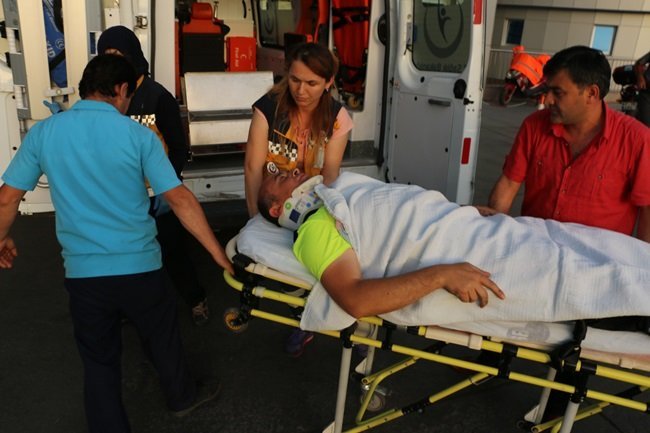 KDZ. EREĞLİ İLÇESİNDE OTOMOBİLİN ÇARPIP METRELERCE SÜRÜKLEDİĞİ TRAFİK POLİSİ HASTANEYE KALDIRILDI. (VEDAT KILIÇ/ZONGULDAK-İHA)