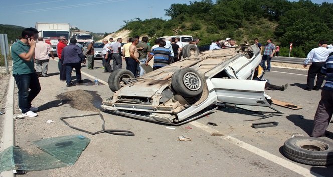 YOLDAN ÇIKAN OTOMOBİL TAKLA ATTI: 3 YARALI
