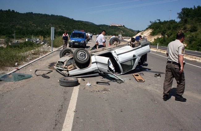 YOLDAN ÇIKAN OTOMOBİL TAKLA ATTI. (VEDAT YUNUS İKİZOĞLU/KASTAMONU-İHA)