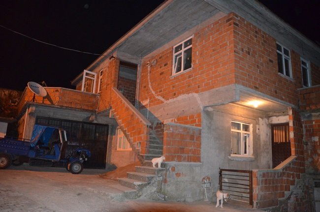 EVİNİN ÜST KATINDA TUVALETİ TAMİR EDERKEN ÖLÜ BULUNAN YAŞLI ADAMIN EŞİ TARAFINDAN ÖLDÜRÜLDÜĞÜ ORTAYA ÇIKTI. (VEDAT KILIÇ/ZONGULDAK-İHA)