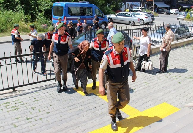 KOCASINI ÖLDÜREN HURİYE K.,, 2 OĞLU VE GELİNİ ADLİYEYE GETİRİLDİ. (VEDAT KILIÇ/ZONGULDAK-İHA)