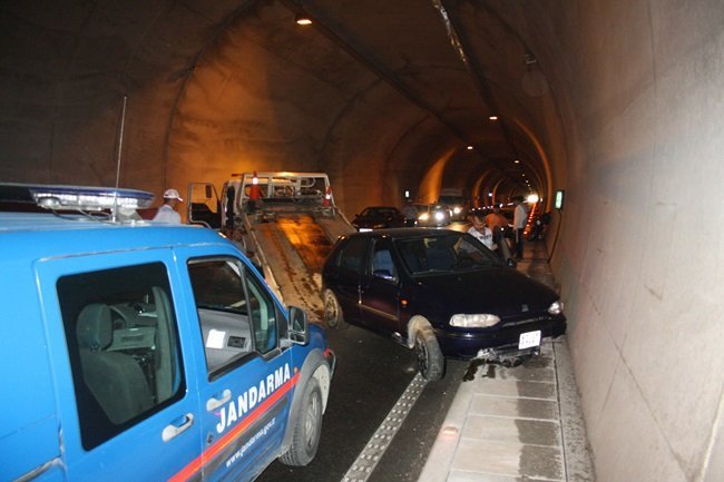 BARTIN'IN AMASRA İLÇESİNDE TÜNELDE MEYDANA GELEN TRAFİK KAZASINDA OTOMOBİL İLE MOTOSİKLETİN ÇARPIŞMASI SONUCU MOTOSİKLET SÜRÜCÜSÜ YARALANDI. (HALİL TEKİN/BARTIN-İHA)