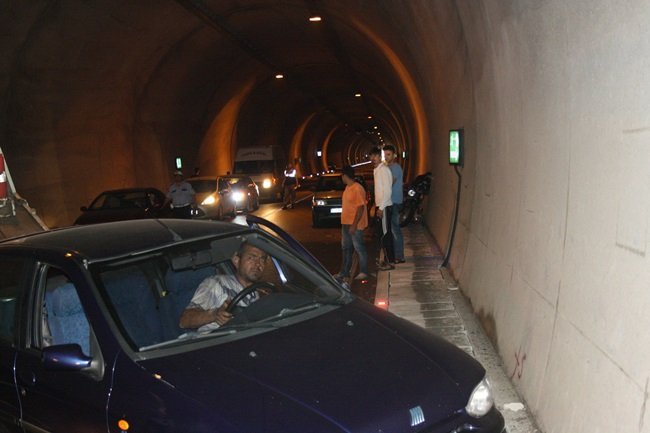 BARTIN'IN AMASRA İLÇESİNDE TÜNELDE MEYDANA GELEN TRAFİK KAZASINDA OTOMOBİL İLE MOTOSİKLETİN ÇARPIŞMASI SONUCU MOTOSİKLET SÜRÜCÜSÜ YARALANDI. (HALİL TEKİN/BARTIN-İHA)