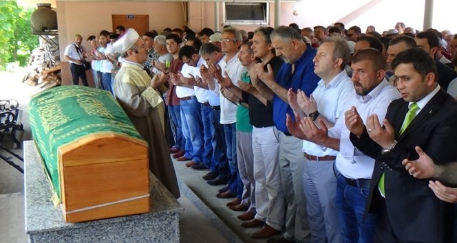 ZONGULDAK’TA TERMİK SANTRALDE İDARE MÜDÜRÜ OLARAK GÖREV YAPAN 40 YAŞINDAKİ NEJAT ÇELİK, SENELİK İZNİNDE TÜRKMENLERE YARDIM İÇİN GİTTİĞİ LAZKİYE SINIRINDA ROKETLİ SALDIRIDA HAYATINI KAYBETTİ. SURİYE’DE ŞEHİTLİĞE DEFNEDİLEN NEJAT ÇELİK’İN CENAZESİ, AİLESİNİN İSTEĞİ ÜZERİNE MEMLEKETİ ZONGULDAK’A GETİRİLDİ. ÇELİK İÇİN MUSLU MERKEZ CAMİSİNDE CENAZE NAMAZI KILINDI. (ONUR ALTINDAĞ - SERTAÇ ÖZDEMİR/ZONGULDAK-İHA)