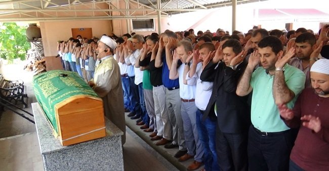 ZONGULDAK’TA TERMİK SANTRALDE İDARE MÜDÜRÜ OLARAK GÖREV YAPAN 40 YAŞINDAKİ NEJAT ÇELİK, SENELİK İZNİNDE TÜRKMENLERE YARDIM İÇİN GİTTİĞİ LAZKİYE SINIRINDA ROKETLİ SALDIRIDA HAYATINI KAYBETTİ. SURİYE’DE ŞEHİTLİĞE DEFNEDİLEN NEJAT ÇELİK’İN CENAZESİ, AİLESİNİN İSTEĞİ ÜZERİNE MEMLEKETİ ZONGULDAK’A GETİRİLDİ. ÇELİK İÇİN MUSLU MERKEZ CAMİSİNDE CENAZE NAMAZI KILINDI. (ONUR ALTINDAĞ - SERTAÇ ÖZDEMİR/ZONGULDAK-İHA)