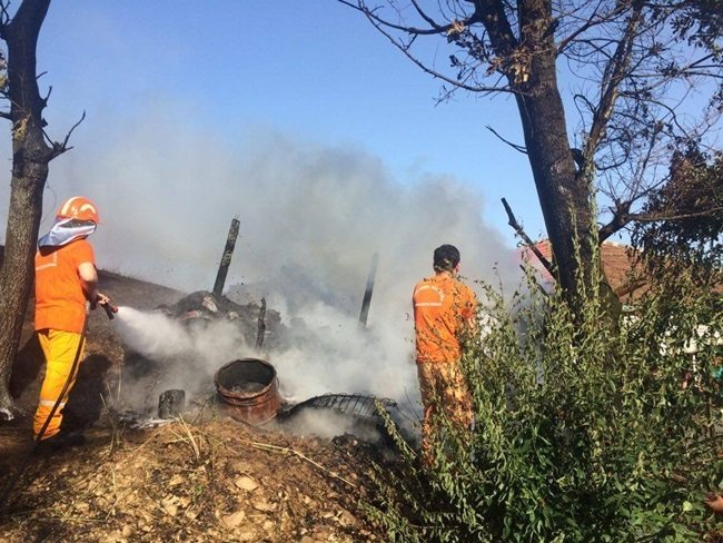 ZONGULDAK’IN MERKEZE BAĞLI OSMANLI KÖYÜNDE 8 KİŞİLİK AİLENİN BAHÇEDE KONSERVE YAPTIKLARI SIRADA YAKTIĞI ATEŞ RÜZGARIN ETKİSİYLE OTLUK ALANA SIÇRAYINCA YAKLAŞIK 3 HEKTARLIK ALAN KÜL OLDU. (ONUR ALTINDAĞ - SERTAÇ ÖZDEMİR/ZONGULDAK-İHA)
