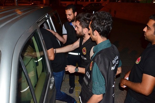 UKRAYNA’DAN TÜRKİYE’YE YE KAÇAK SİGARA SOKMAK İSTEYEN UKRAYNALI İKİ TIR SÜRÜCÜSÜ ZONGULDAK LİMANI’NDA KISKIVRAK YAKALANDI. TIR SÜRÜCÜLERİ ÇIKARILDIKLARI MAHKEMECE TUTUKLANARAK CEZAEVİNE GÖNDERİLDİ. (ONUR ALTINDAĞ - SERTAÇ ÖZDEMİR/ZONGULDAK-İHA)