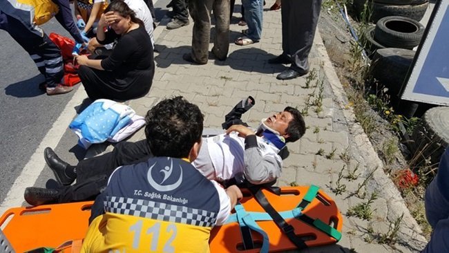 ZONGULDAK'IN ALAPLI İLÇESİNDE MEYDANA GELEN TRAFİK KAZASINDA 3 KİŞİ YARALANDI. ANNESİNİN KUCAĞINDAKİ 3 YAŞINDAKİ BEBEK İSE KAZADAN BURNU DAHİ KANAMADAN KURTULDU. (ERTUĞRUL YÜKSEL/ZONGULDAK-İHA)