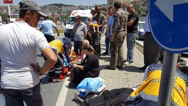 ZONGULDAK'IN ALAPLI İLÇESİNDE MEYDANA GELEN TRAFİK KAZASINDA 3 KİŞİ YARALANDI. ANNESİNİN KUCAĞINDAKİ 3 YAŞINDAKİ BEBEK İSE KAZADAN BURNU DAHİ KANAMADAN KURTULDU. (ERTUĞRUL YÜKSEL/ZONGULDAK-İHA)