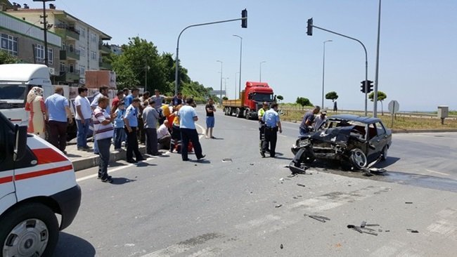 ZONGULDAK'IN ALAPLI İLÇESİNDE MEYDANA GELEN TRAFİK KAZASINDA 3 KİŞİ YARALANDI. ANNESİNİN KUCAĞINDAKİ 3 YAŞINDAKİ BEBEK İSE KAZADAN BURNU DAHİ KANAMADAN KURTULDU. (ERTUĞRUL YÜKSEL/ZONGULDAK-İHA)