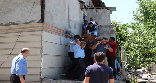 KARABÜK’TE YAKLAŞIK 5 GÜN ÖNCE ALKOL ALDIKTAN SONRA DEREYE DÜŞEN VE YARALI OLARAK KURTARILAN ŞAHIS, EVİNDE ÖLÜ BULUNDU. ŞAHSIN ÖLÜMÜNÜ ŞÜPHELİ BULAN POLİS, İNCELEME BAŞLATTI. (YASİN ERDEM/KARABÜK-İHA)