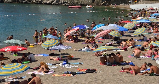 SICAKTAN BUNALAN HALK PLAJA AKIN ETTİ