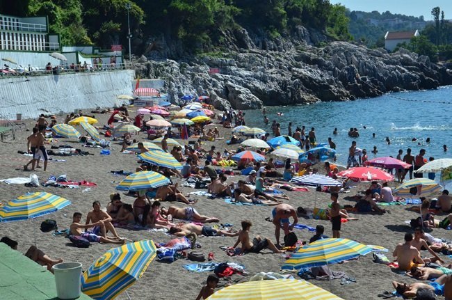 YAZ AYINDA VATANDAŞLARIN EN UĞRAK YERİ HALİNE GELEN ZONGULDAK BELEDİYESİNE AİT KAPUZ PLAJI SEZONUN EN KALABALIK GÜNLERİNDEN BİRİ YAŞADI. (SERTAÇ ÖZDEMİR/ZONGULDAK-İHA)