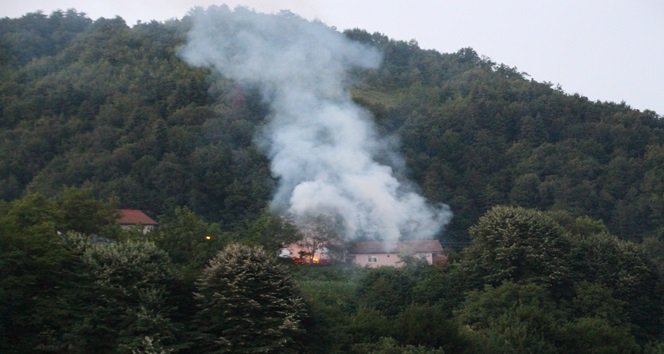 SAHUR VAKTİ ÇIKAN YANGINA İLK MÜDAHALEYİ KÖYLÜLER KOVALARLA YAPTI