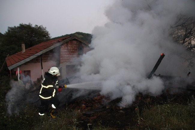 ZONGULDAK'IN EREĞLİ İLÇESİNDE SAMANLIKTA BAŞLAYAN YANGINI SAHUR DOLAYISIYLA ERKEN FARK EDEN KÖYLÜLER, KOVALARLA MÜDAHALE ETTİ. (VEDAT KILIÇ/ZONGULDAK-İHA)