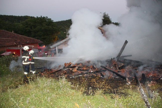 ZONGULDAK'IN EREĞLİ İLÇESİNDE SAMANLIKTA BAŞLAYAN YANGINI SAHUR DOLAYISIYLA ERKEN FARK EDEN KÖYLÜLER, KOVALARLA MÜDAHALE ETTİ. (VEDAT KILIÇ/ZONGULDAK-İHA)