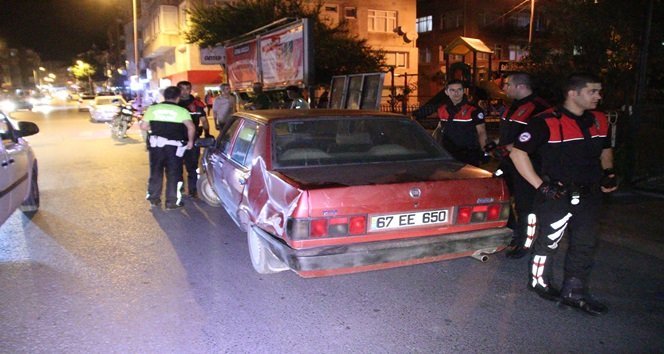 DÖNÜŞ YAPMAK İSTEYEN ARACA MOTOSİKLET ÇARPTI: 1 YARALI