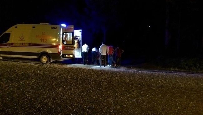 BARTIN'IN KOZCAĞIZ BELDESİNE BAĞLI ESKİHAMİDİYE KÖYÜNDE MİNİBÜSÜN ÇARPTIĞI RAMAZAN DAVULCUSU HAYATINI KAYBETTİ. (MUSTAFA KURT/BARTIN-İHA)