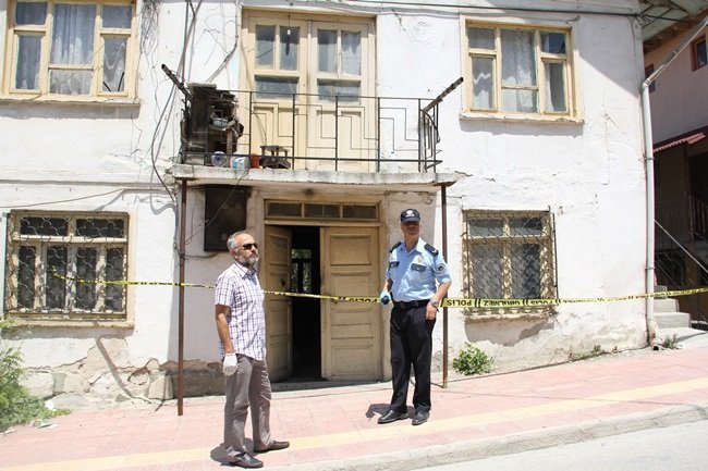 KASTAMONU’DA KOMŞUSUNUN EVİNE GİDEN ÜÇ ÇOCUK ANNESİ KADIN, ÇÜRÜMÜŞ ERKEK CESEDİYLE KARŞILAŞTI. (VEDAT YUNUS İKİZOĞLU/KASTAMONU-İHA)